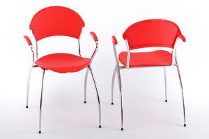 Elegant gebogenes Stahlrohr und gewölbte Sitz- und Rückenfläche